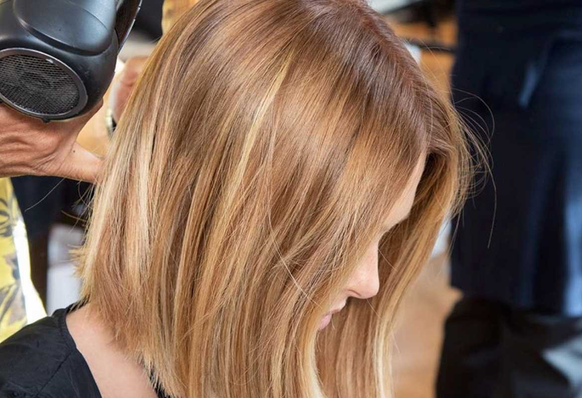 Para pasar de una melena oscura a una bronde, decolora y, después, crea unas mechas castañas con Casting Crème Gloss de L’Oréal Paris.